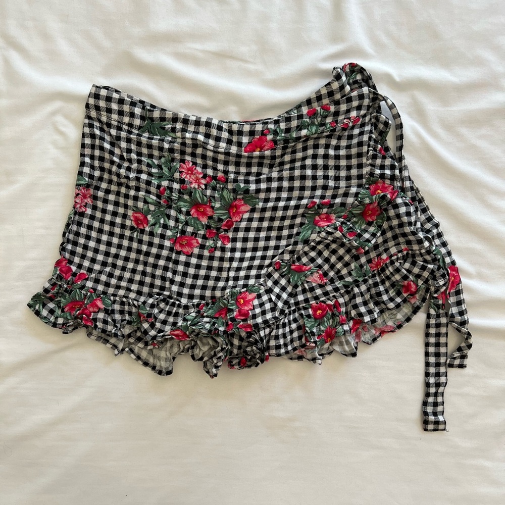 Black gingham floral pattern mini skort with tie waist